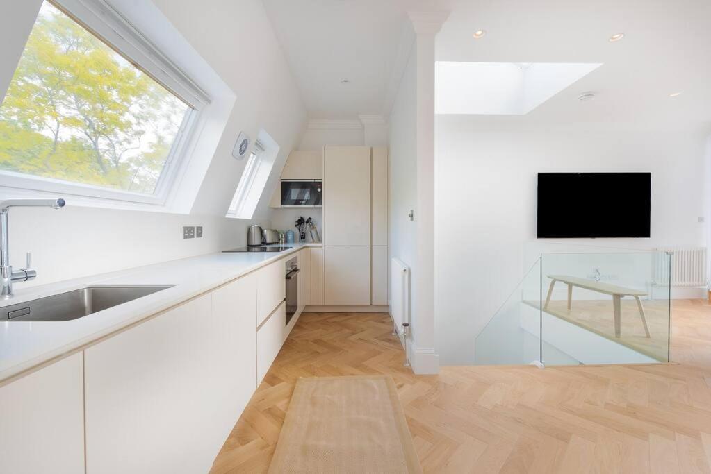 Stunning Two Bed Apartment Rh8 London Exterior photo